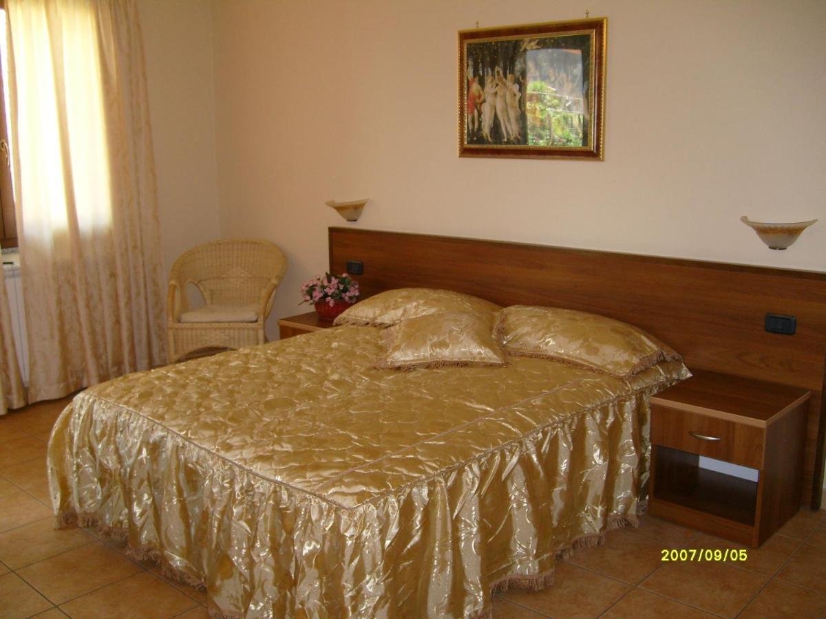 Hotel Ristorante Degli Amici Mongiana Екстер'єр фото